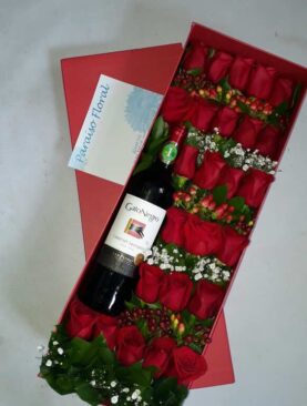 caja rosas rojas y vino