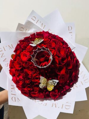Ramo de 100 rosas rojas en Itagüí con corona dorada y mariposas decorativas